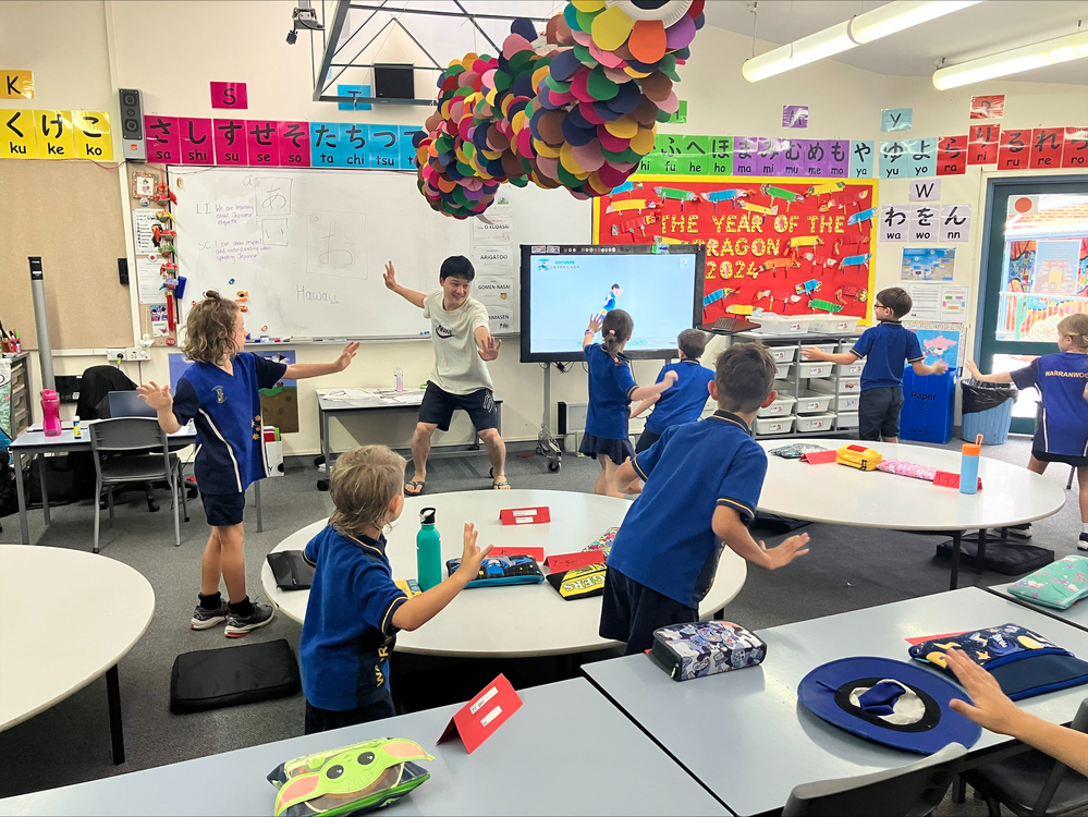 子供たちに忍者ソングを教えている様子