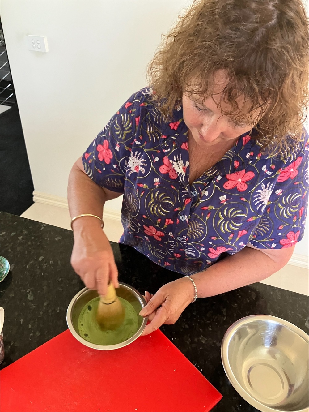 中村茶舗の抹茶を紹介し抹茶を点てている様子