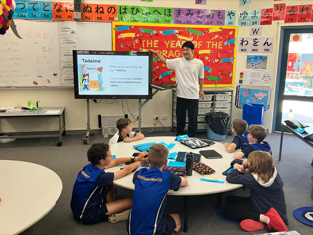 日本のマナーについて授業をしている様子